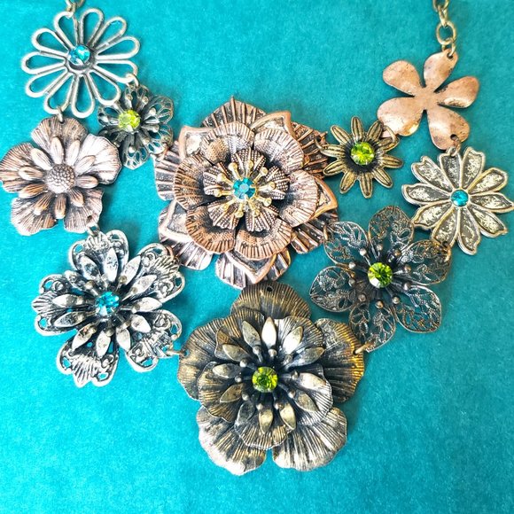 Jewelry - 2 for 35$ Flower statement necklace